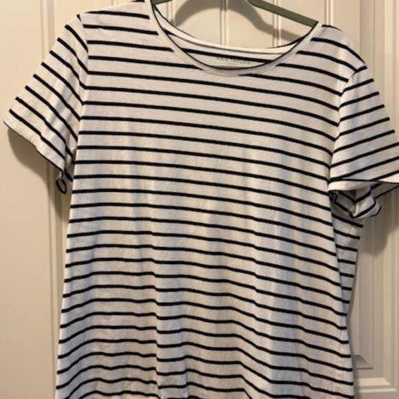 Lou & Grey “Soft Slub Tees” – Excellent Condition - Picture 4 of 5